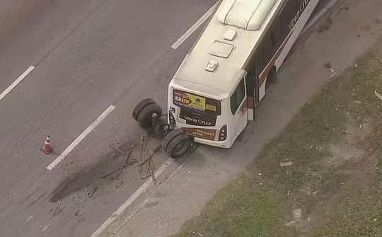 Ônibus perde eixo traseiro em Duque de Caxias, causando curiosidade de motoristas