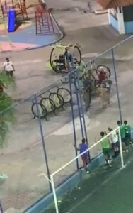 Pastor agride mulheres durante culto em praça pública - Vídeo
