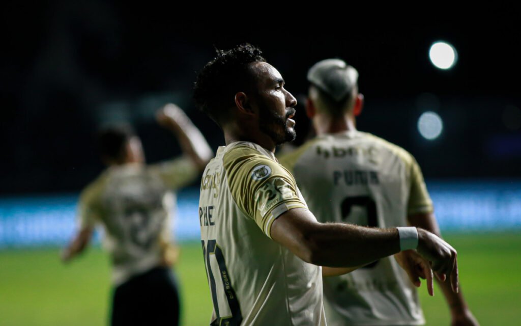 Payet presenteia jovem talento do Vasco após vitória