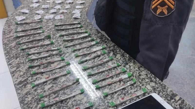 Polícia Militar apreende jovem traficante em Araruama