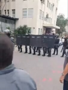 Polícia retira manifestantes em protesto no Hospital de Bonsucesso - Vídeo