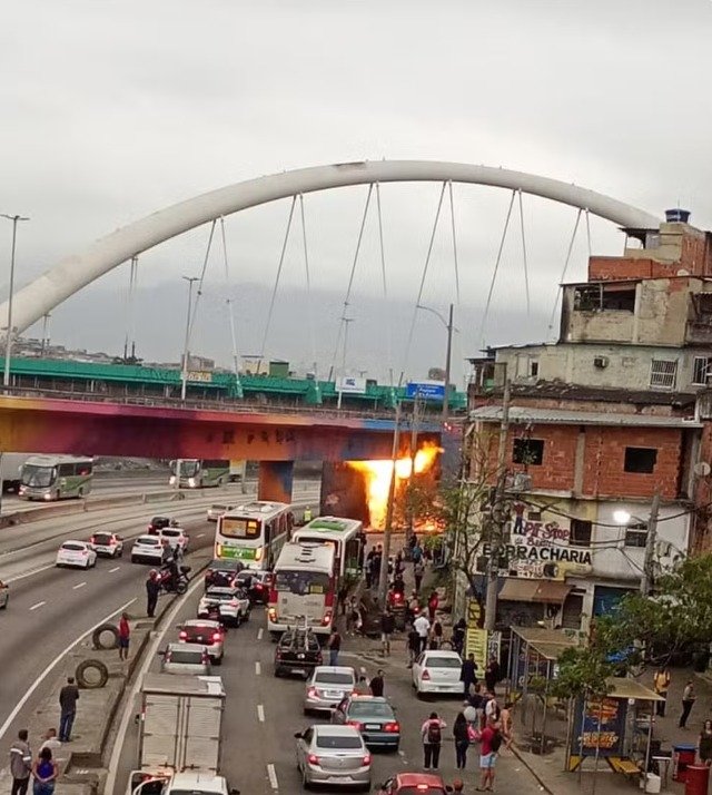 Rio de Janeiro: vazamento de gás abre portão do inferno na Avenida Brasil