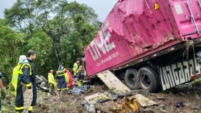 Tragédia: Equipe de remo de atletas adolescentes sofre acidente e deixa nove mortos