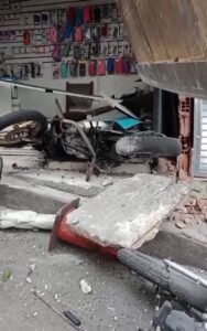 Trator desgovernado atinge ponto de mototáxi no Vidigal - Vídeo