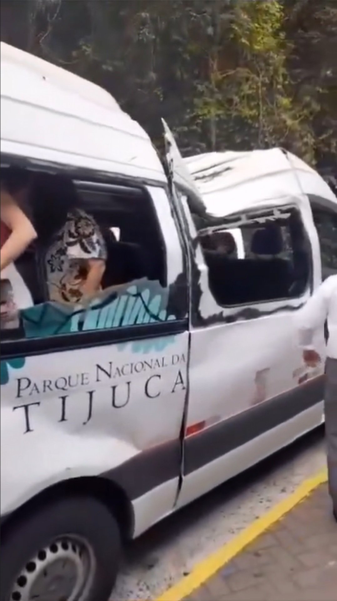 Van de turismo é atingida por árvore na subida ao Cristo - Vídeo