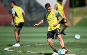 Varela liberado pelo Flamengo e pronto para o clássico
