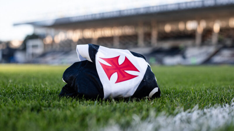 Vasco avalia adotar gramado sintético em São Januário