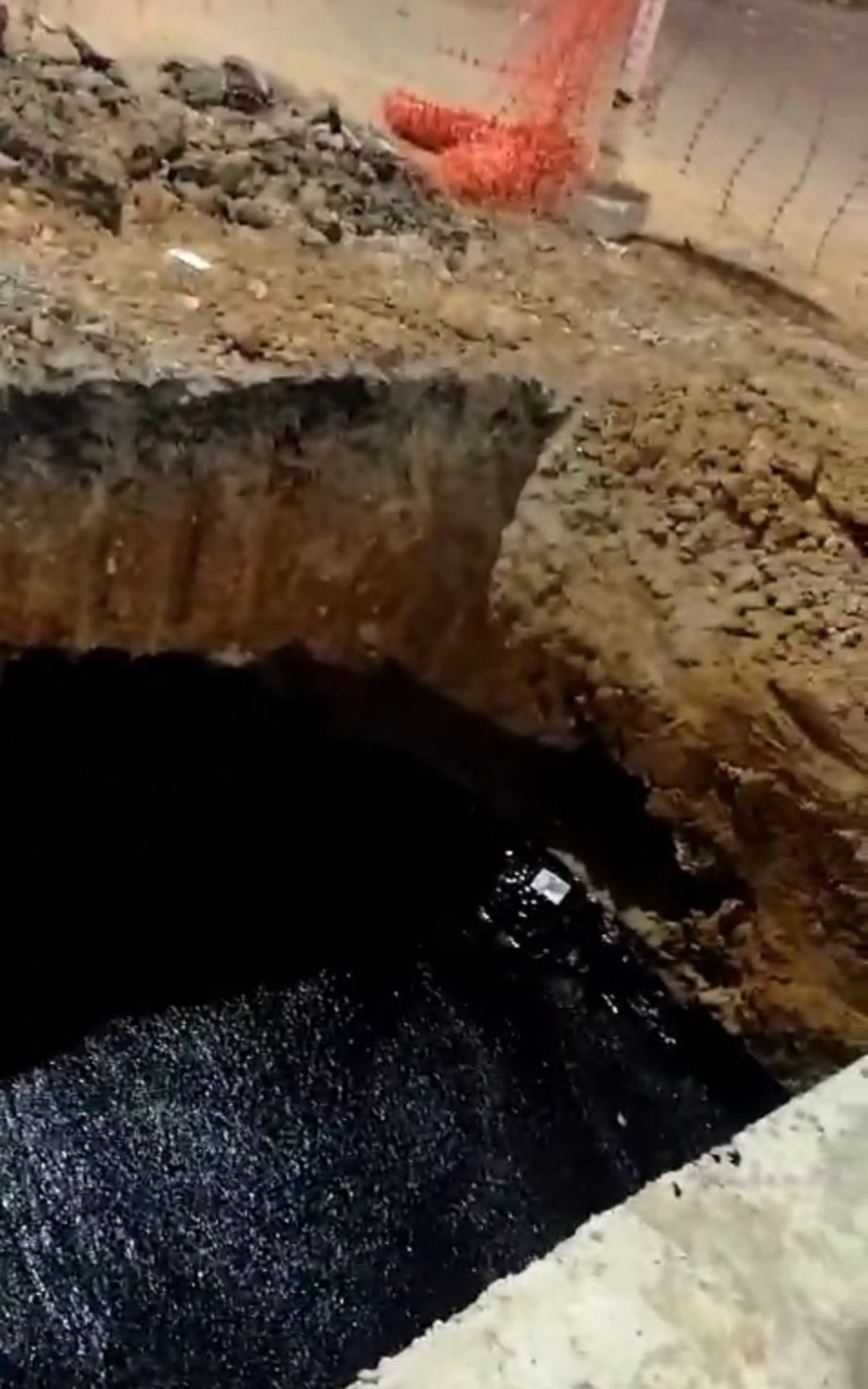 Vazamento de líquido preto em praia preocupa moradores