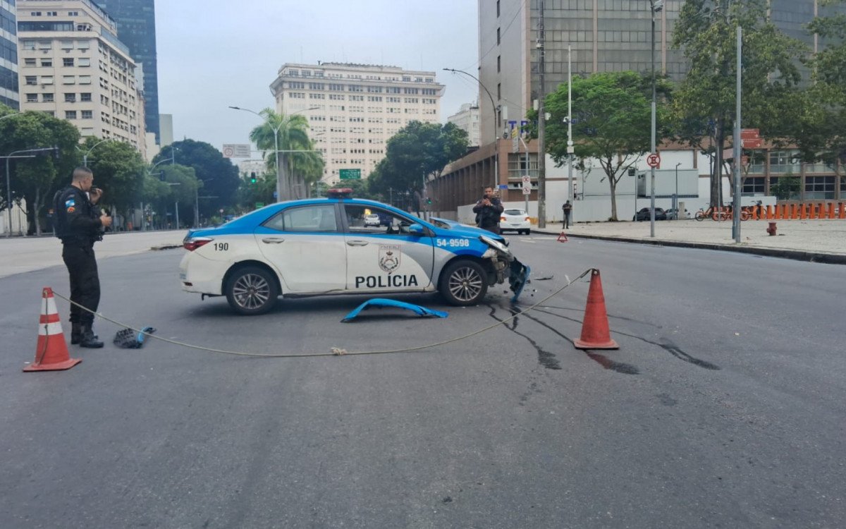 Viatura da PM colide com carro no Centro do Rio