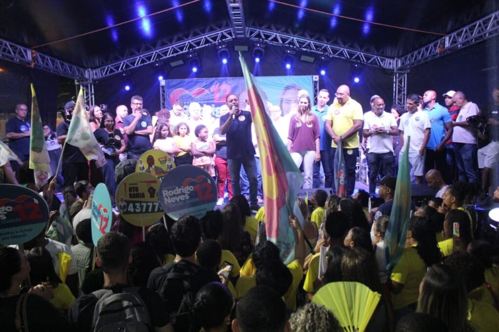 Na reta final de sua campanha eleitoral para a Prefeitura de Niterói, Rodrigo Neves (PDT, realiza grande comício no Caramujo, juntamente com a vice Isabel Swan, candidatos aliados e de Guilherme Bussinger, que desistiu de candidatura | Divulgação
