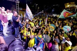 Na reta final de sua campanha para a Prefeitura de Niterói, Rodrigo Neves (PDT, realiza grande comício no Caramujo, juntamente com a vice Isabel Swan, candidatos aliados e de Guilherme Bussinger, que desistiu de candidatura | Divulgação