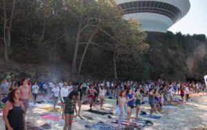 “Yoga na Praia” celebra Outubro Rosa em Niterói