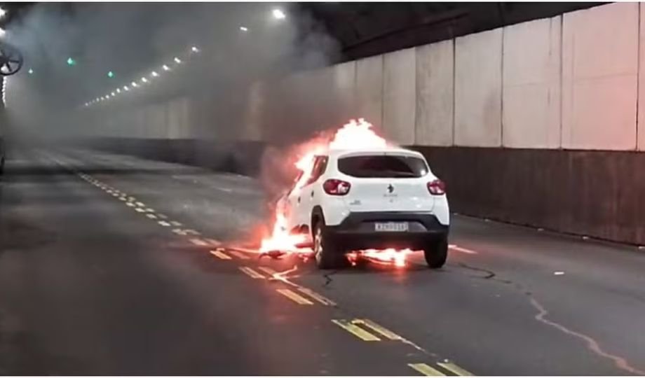 Túnel Rebouças, principal ligação entre zonas Norte e Sul do Rio, é interditado após carro pegar fogo.