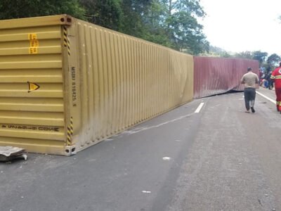 Acidente com carreta interdita BR-040 na Serra de Petrópolis