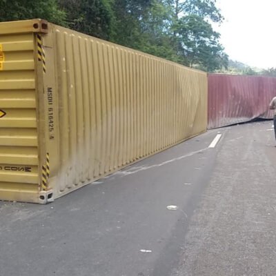 Acidente com carreta interdita BR-040 na Serra de Petrópolis