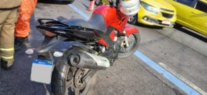 Acidente entre carro e moto deixa feridos na Zona Norte