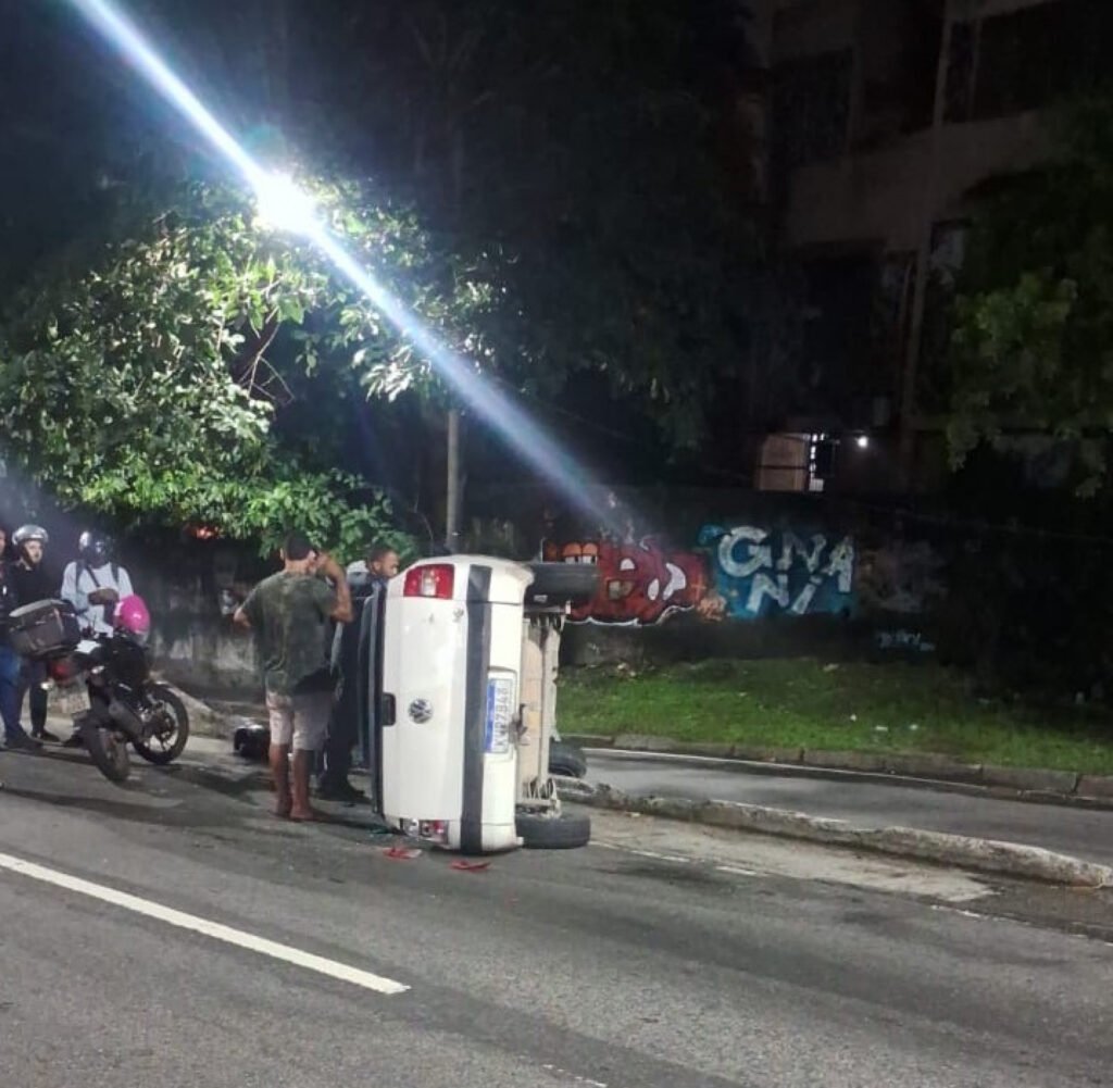 Acidente no Túnel Rebouças deixa duas pessoas feridas