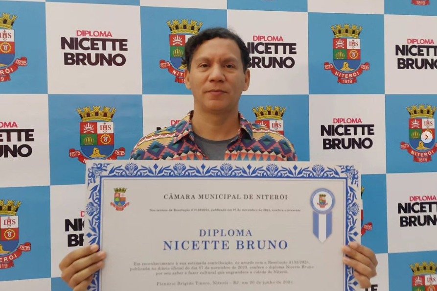 Artista niteroiense Alex Frechete recebendo o diploma Nicette Bruno, da Comissão de Cultura da Câmara Municipal de Niterói; ele lança neste dia 30 de novembro o Livro Kelppra | Divulgação