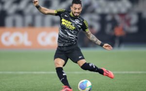 Alex Telles brilha no Botafogo e mira final da Libertadores