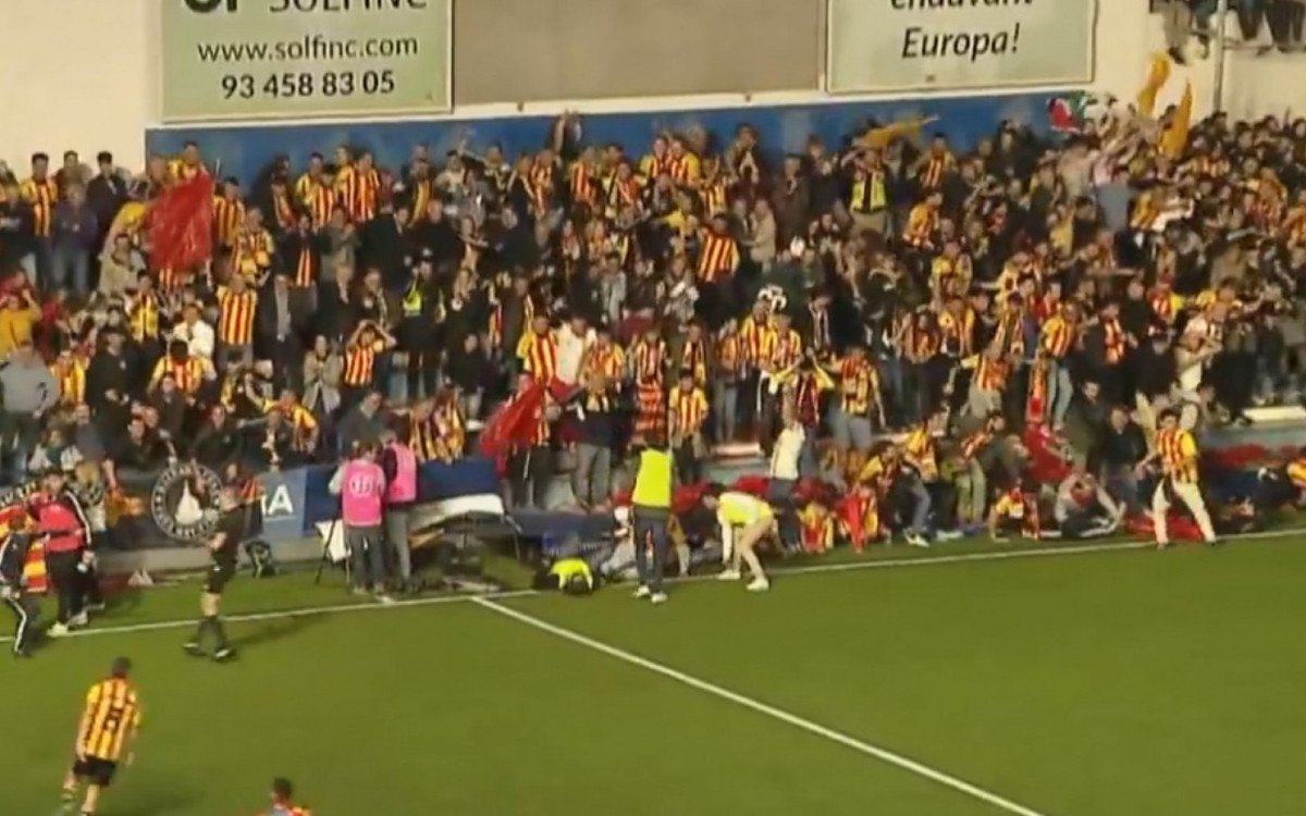 Arquibancada cede durante clássico da quarta divisão - Vídeo