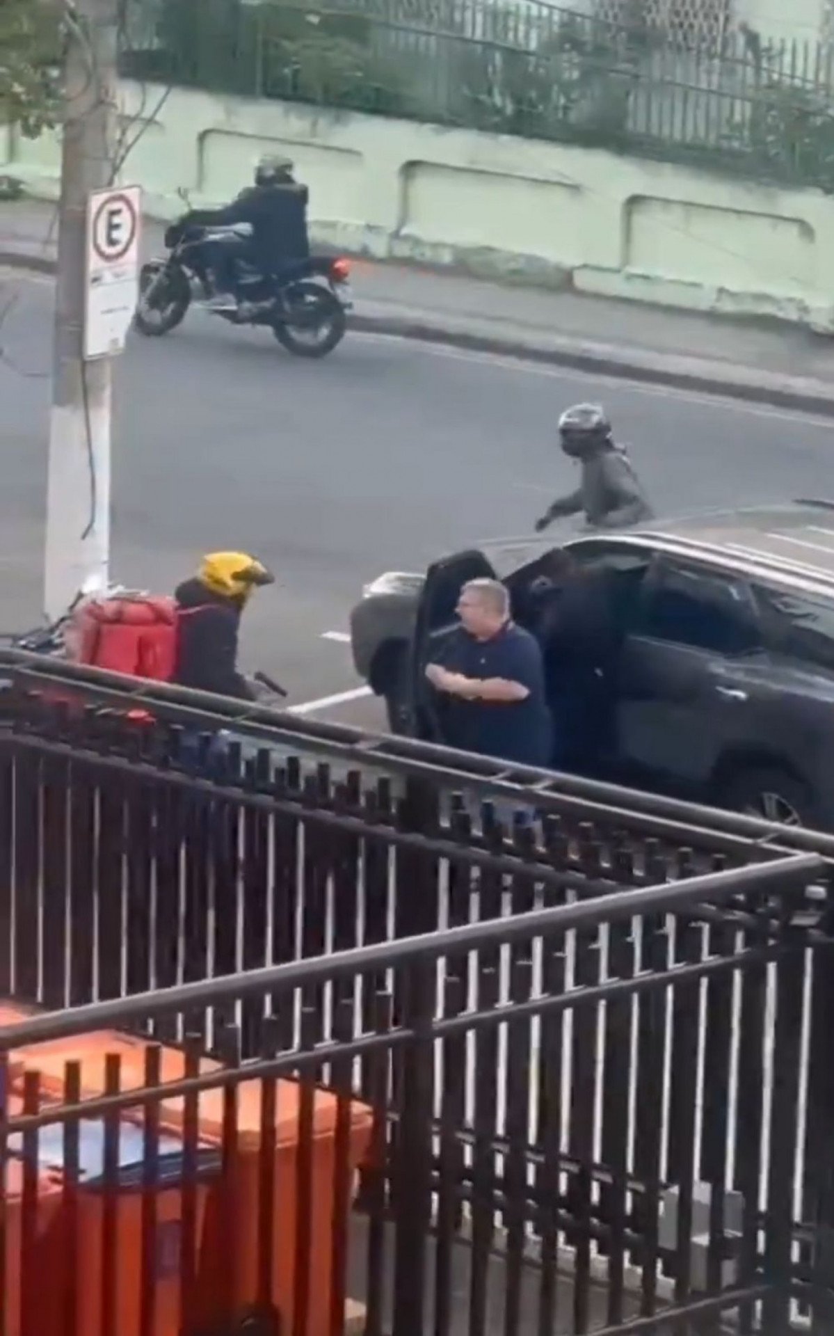 Bandidos armados roubam carro em plena luz do dia - Vídeo