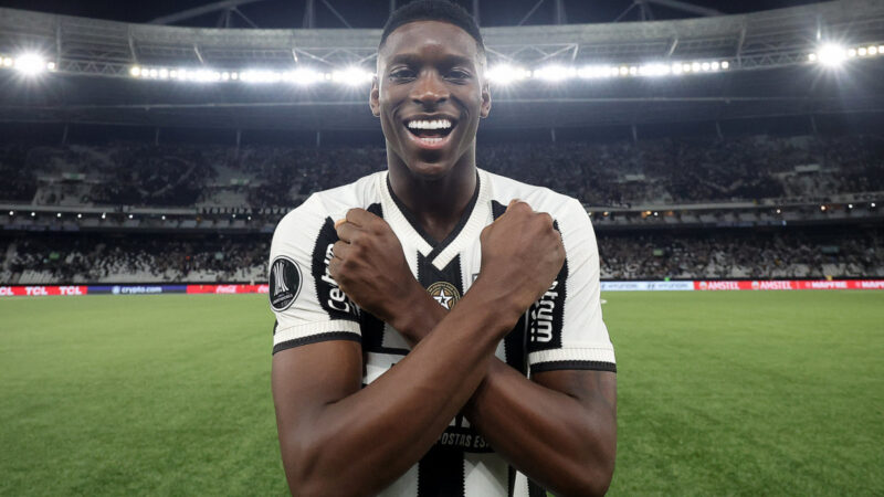 Luiz Henrique é eleito o Craque do Brasileirão e ganha dois prêmios pelo Botafogo