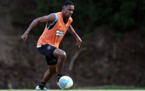 Botafogo perto de ter Jeffinho e Júnior Santos de volta
