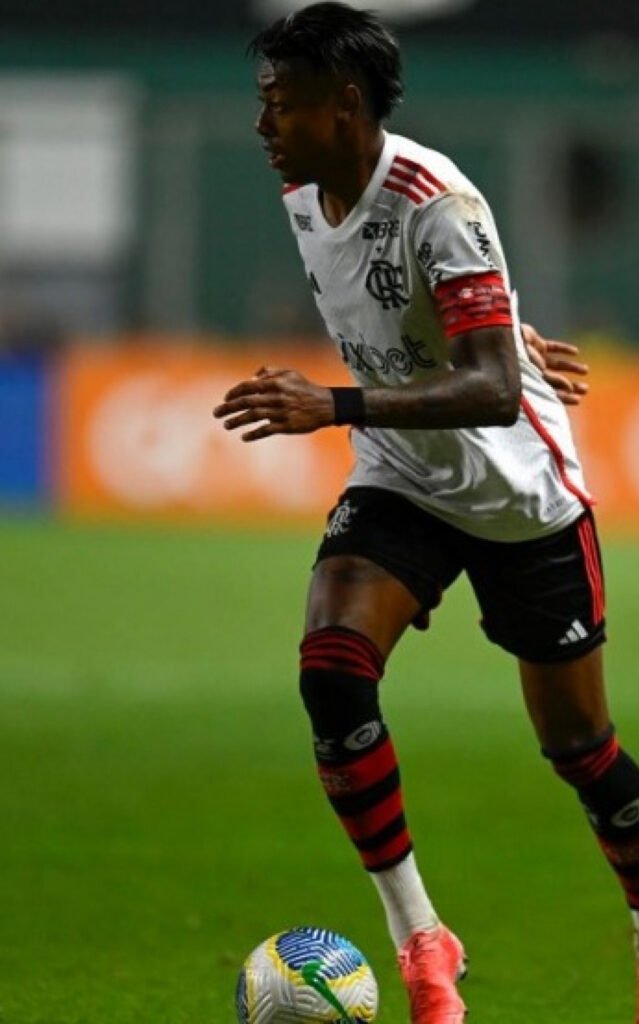 Bruno Henrique é hostilizado na partida contra o Cruzeiro