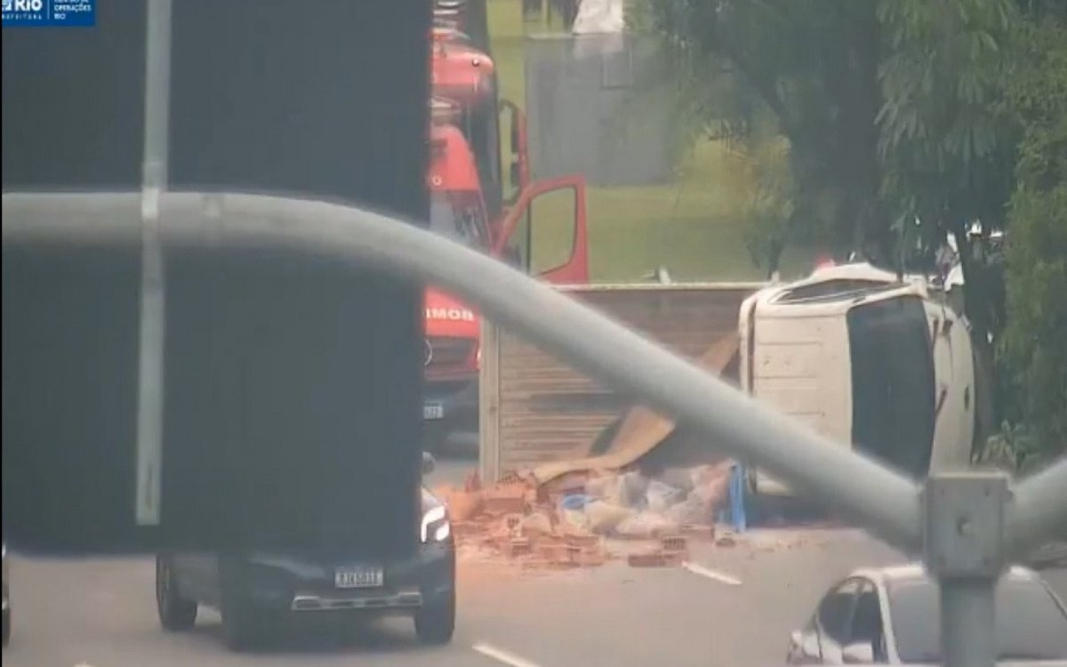 Caminhão tomba na Autoestrada Lagoa-Barra e deixa feridos - Vídeo