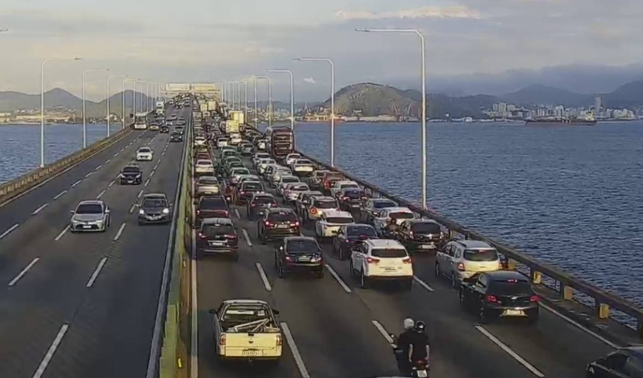 Niterói: Congestionamento intenso na BR-101 durante feriado de São Sebastião