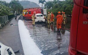 Carro capota no Aterro do Flamengo e deixa feridos