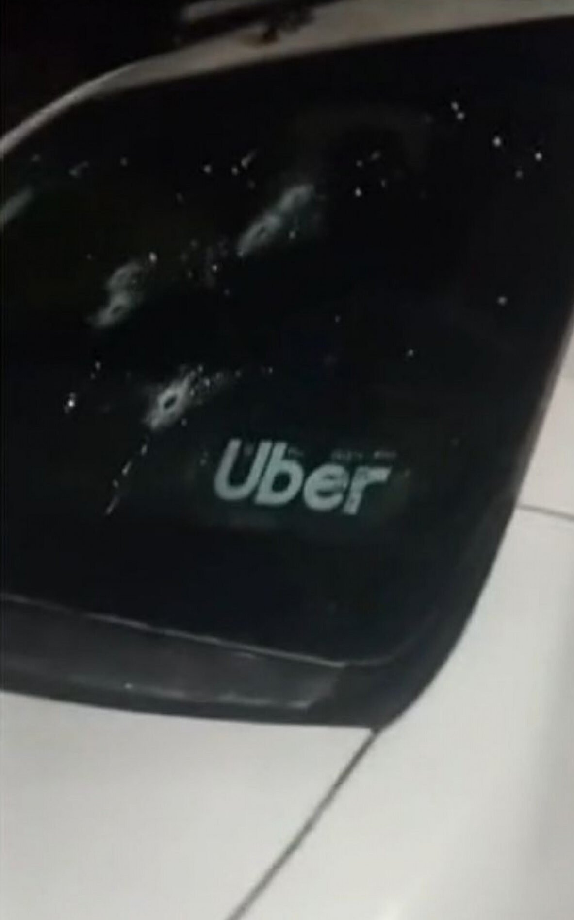 Carro de motorista de aplicativo é atingido por tiros em confronto no Itanhangá