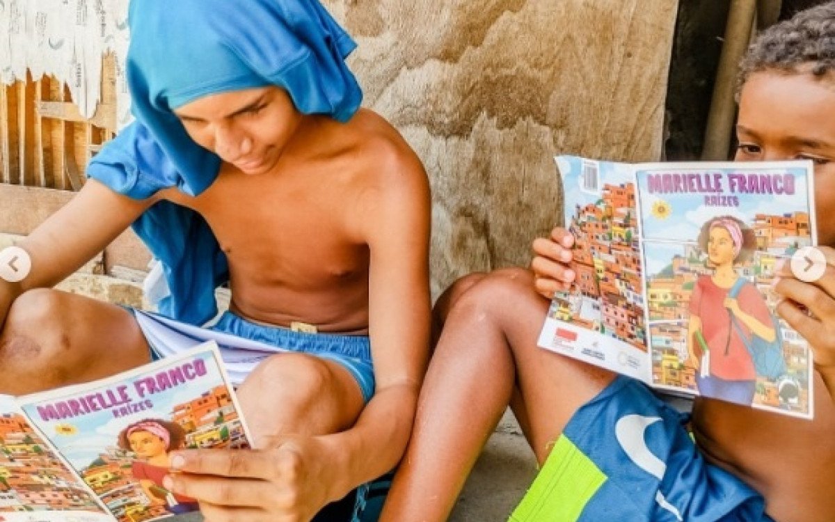 Chuva adia distribuição de livros no Alemão