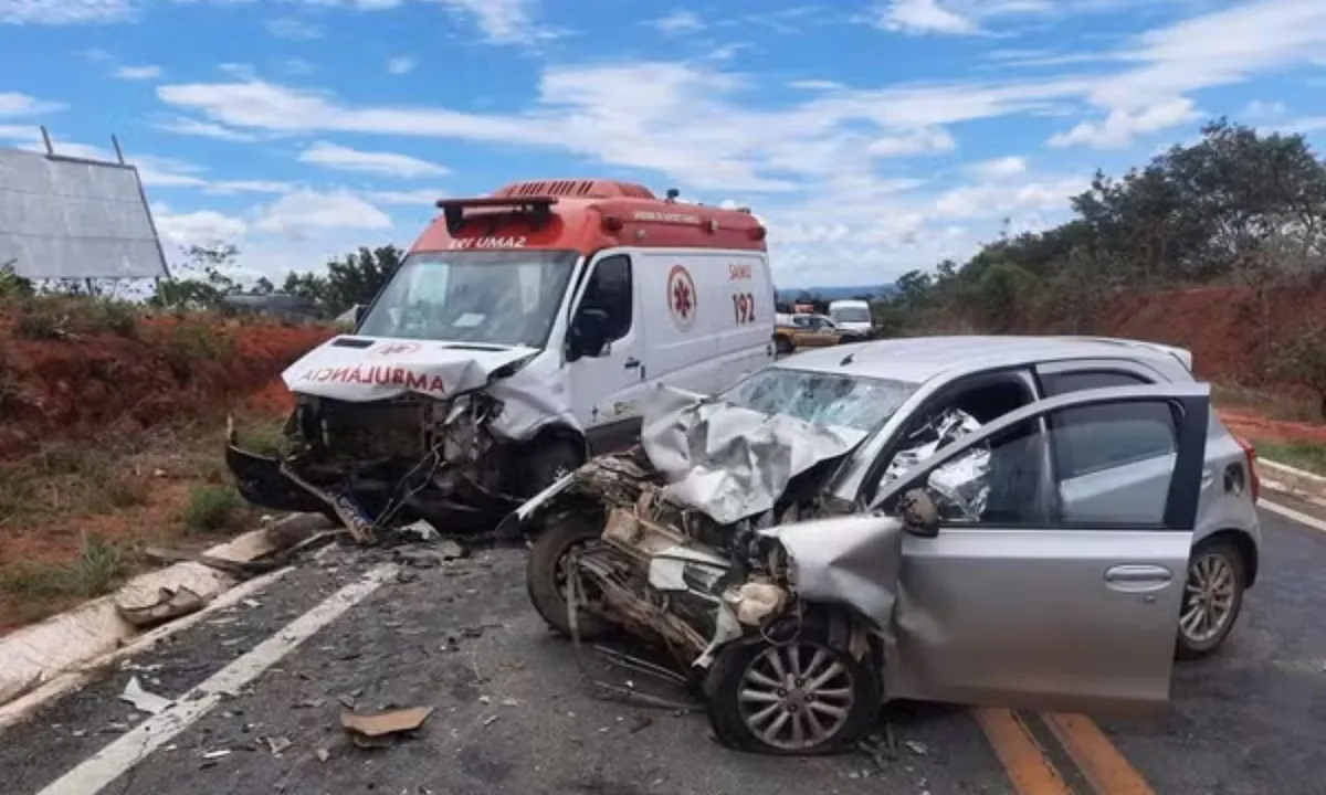 Colisão entre ambulância e carro deixa feridos e mortos
