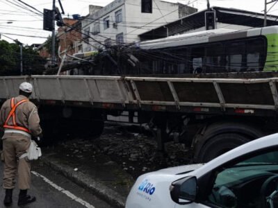 Colisão entre carreta e ônibus no Cachambi afeta trânsito local