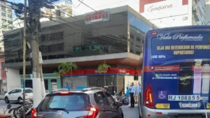 Colisão entre ônibus e moto causa transtornos no trânsito de Icaraí