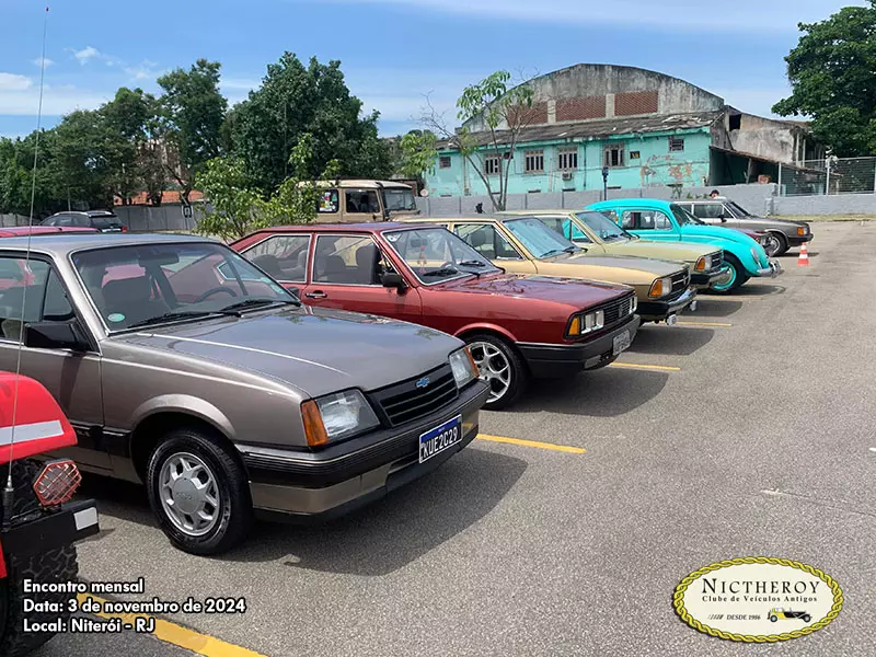 Encontro de carros antigos reúne apaixonados em Niterói