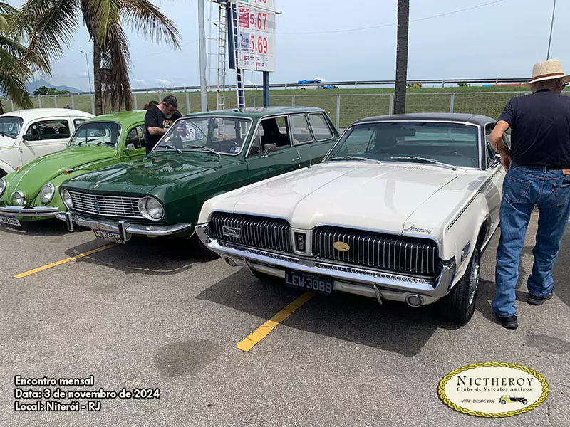 Encontro de carros antigos reúne apaixonados em Niterói