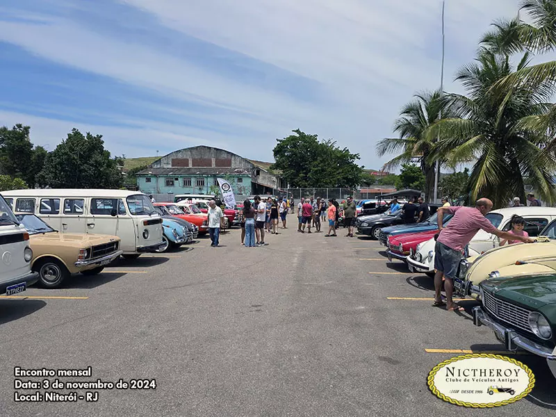 Encontro de carros antigos reúne apaixonados em Niterói