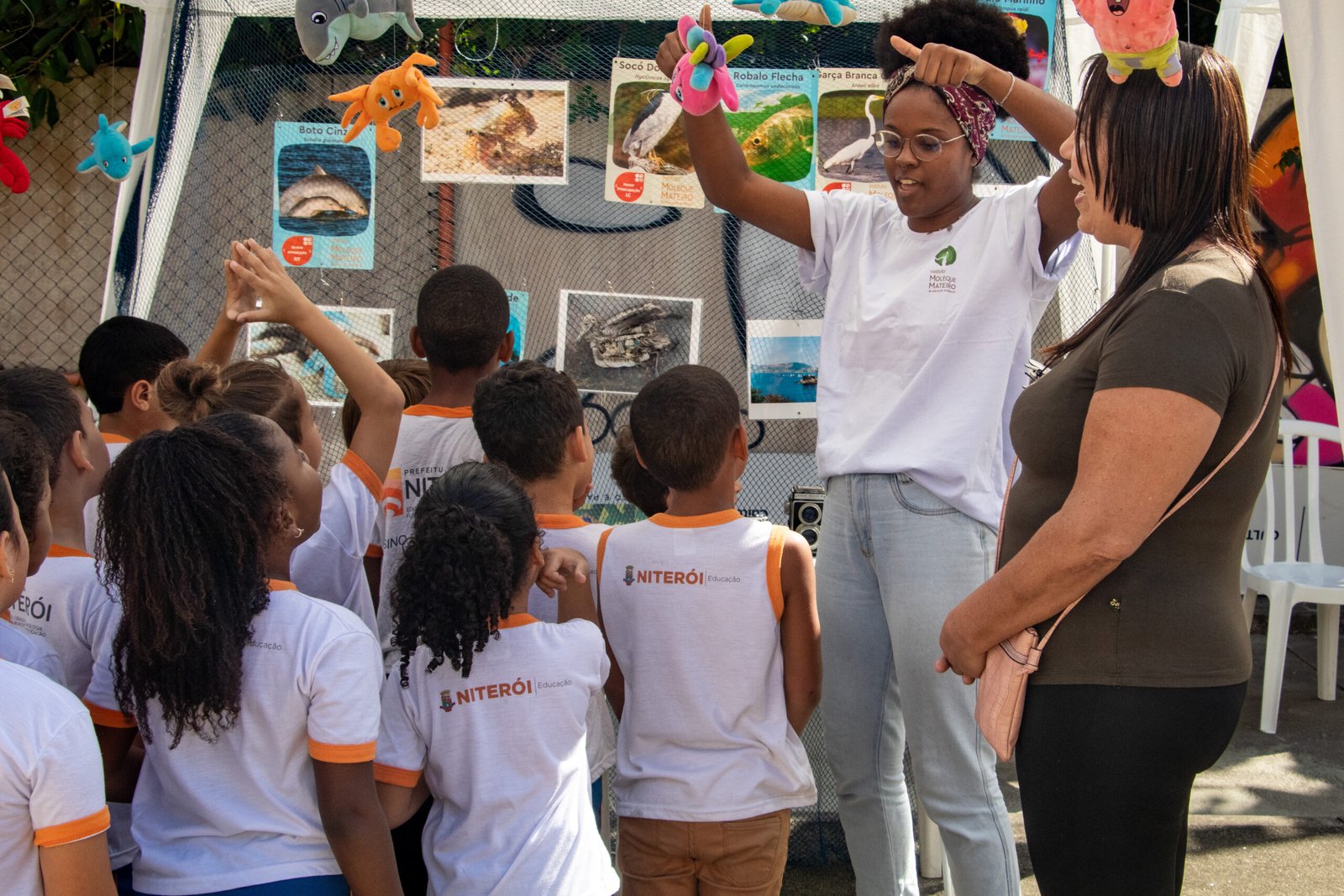 Estação de Charitas exibe arte de alunos de Niterói
