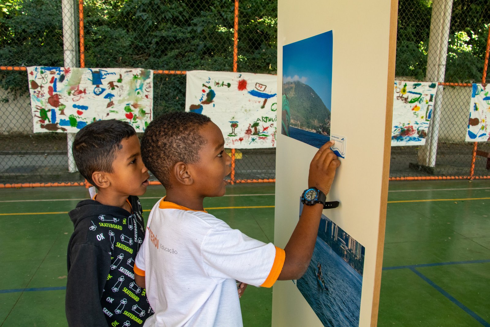 Estação de Charitas exibe arte de alunos de Niterói