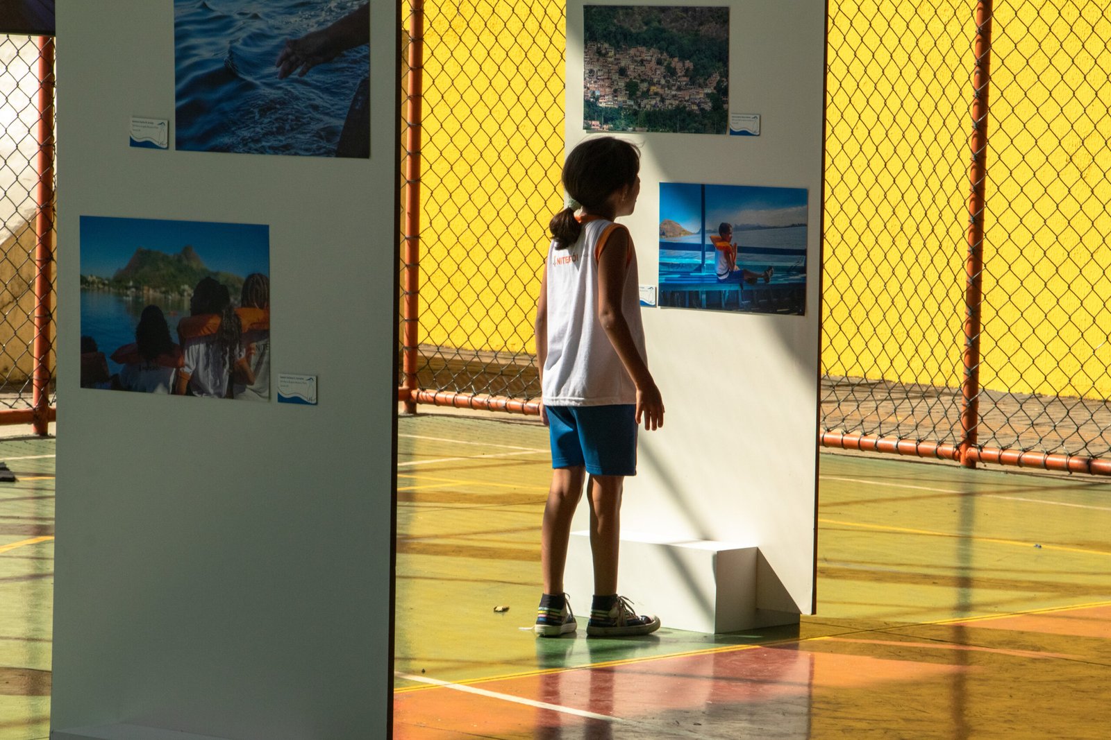 Estação de Charitas exibe arte de alunos de Niterói