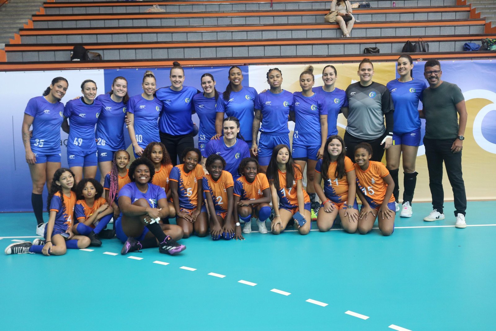 Estudantes de Niterói conhecem atletas da Seleção Brasileira de Handebol Feminino