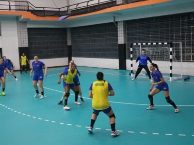 Estudantes de Niterói conhecem atletas da Seleção Brasileira de Handebol Feminino