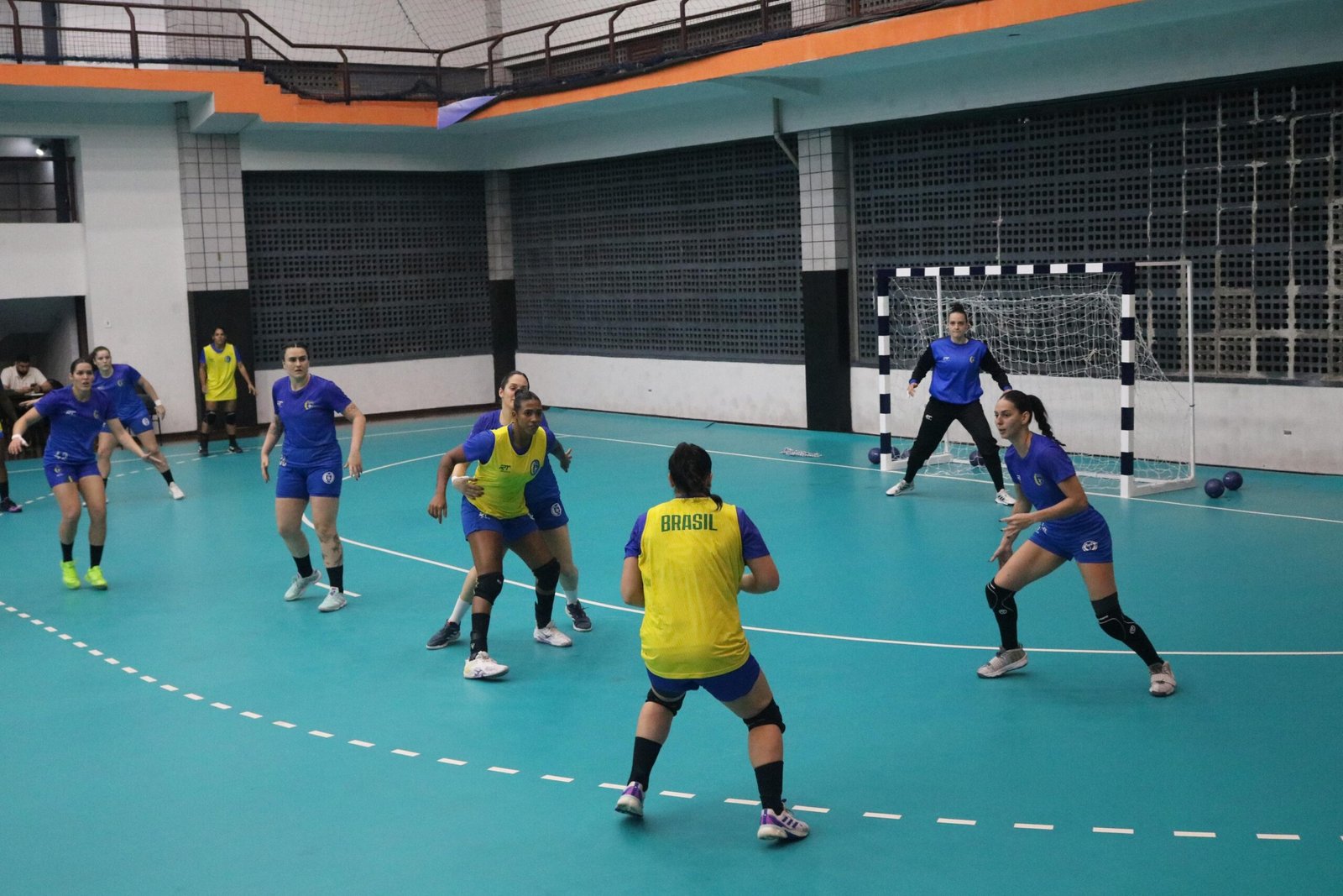 Estudantes de Niterói conhecem atletas da Seleção Brasileira de Handebol Feminino