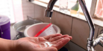 Equipe da Águas do Rio trabalha na instalação da válvula inteligente que vai modernizar a rede