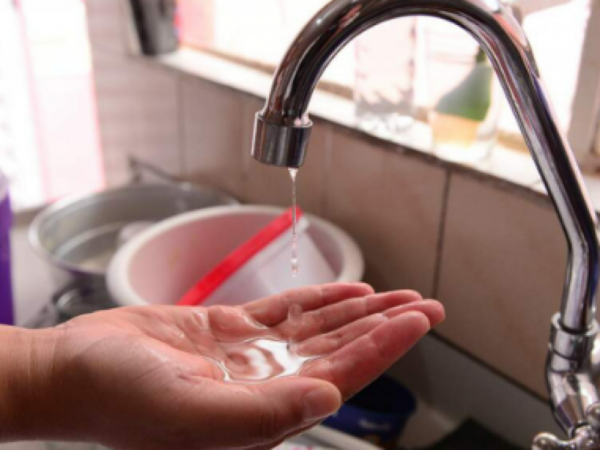 Equipe da Águas do Rio trabalha na instalação da válvula inteligente que vai modernizar a rede