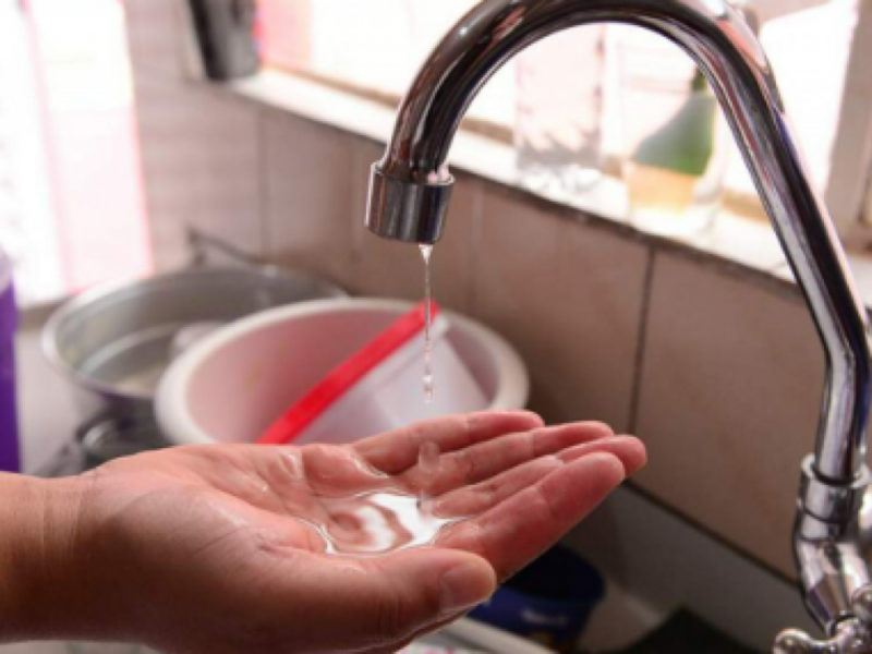 Equipe da Águas do Rio trabalha na instalação da válvula inteligente que vai modernizar a rede