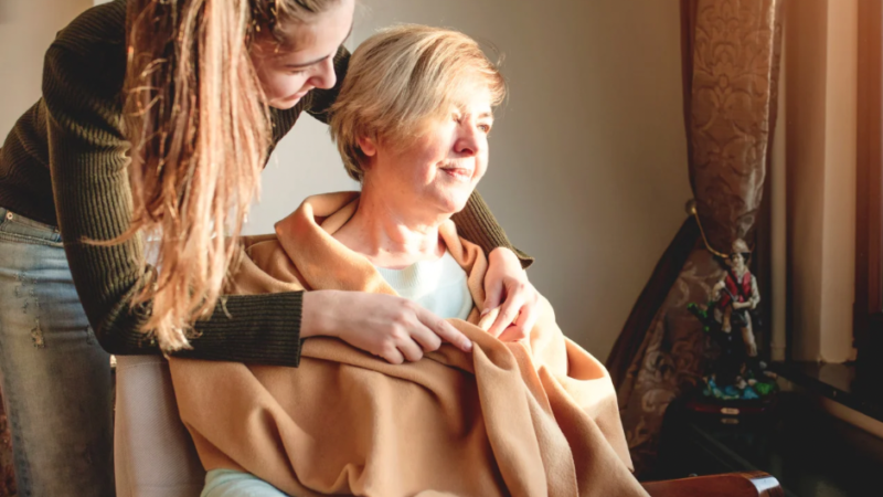 Geriatra lança curso para quem cuida de pessoas com Alzheimer