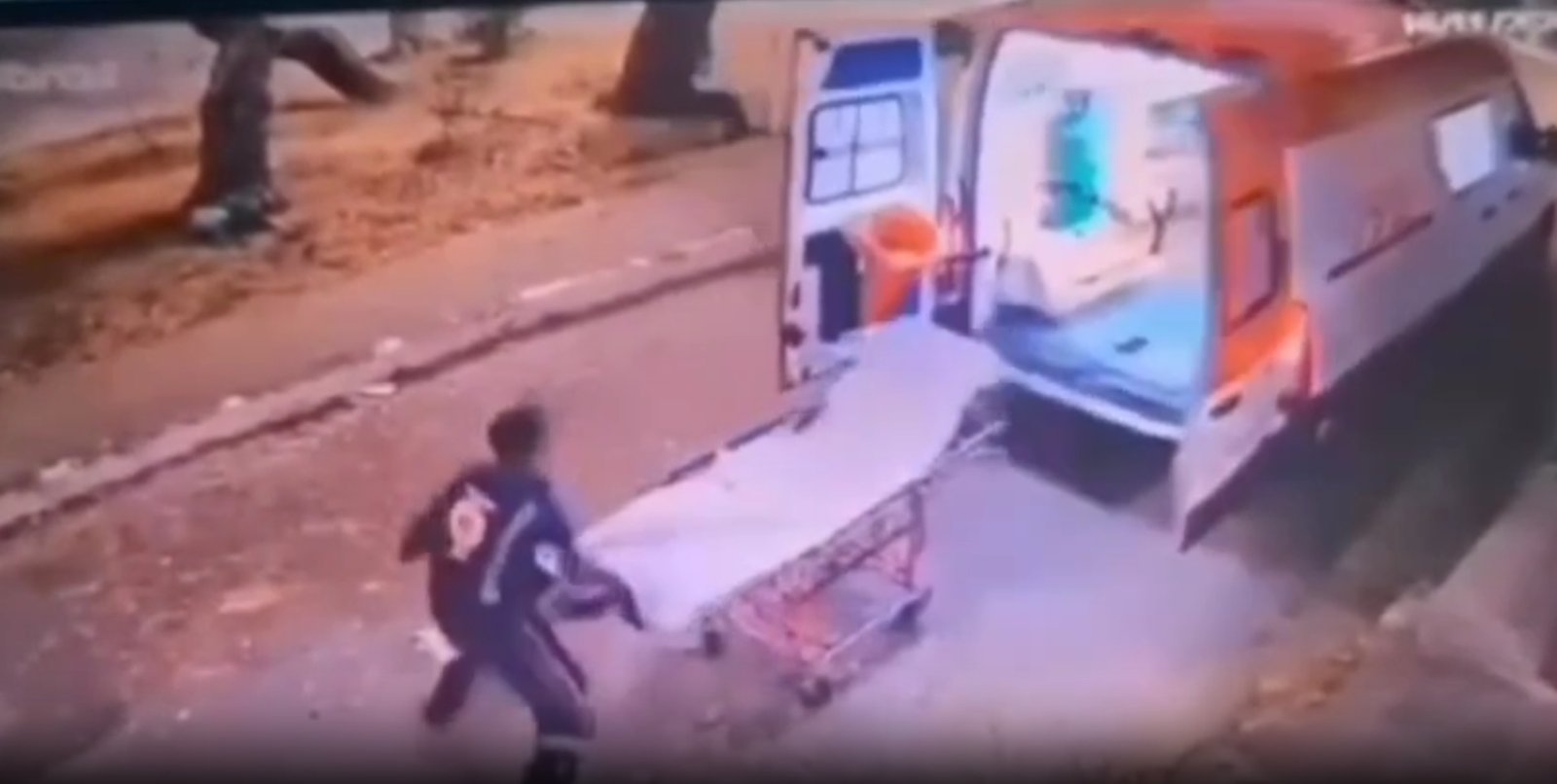 Homem rouba ambulância durante atendimento - Vídeo